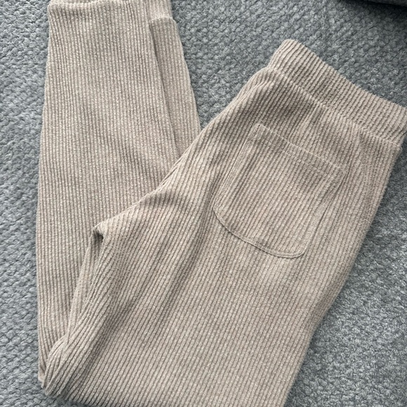 ALO Yoga Ribbed Beige Joggers - Picture 6 of 10